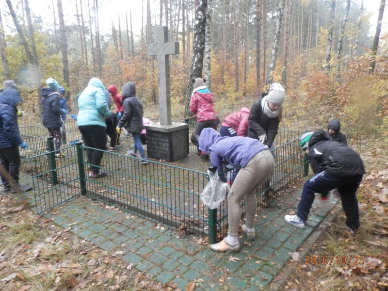 Wyjazd do miejsca pamięci w Kacprówku